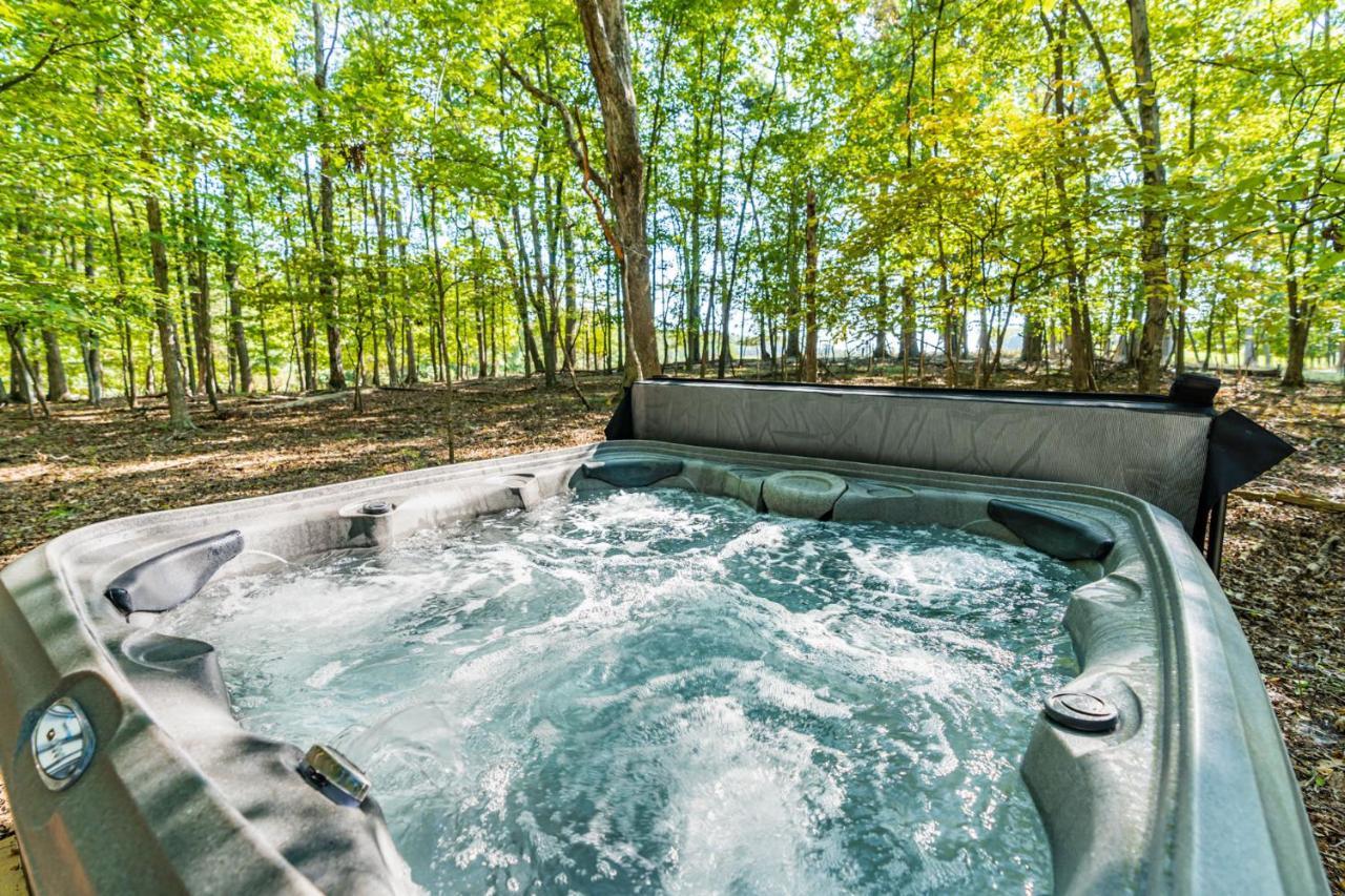 Villa Cozy & Modern W Hot Tub, Fire Pit, Grill & Pond à Morton Grove Extérieur photo