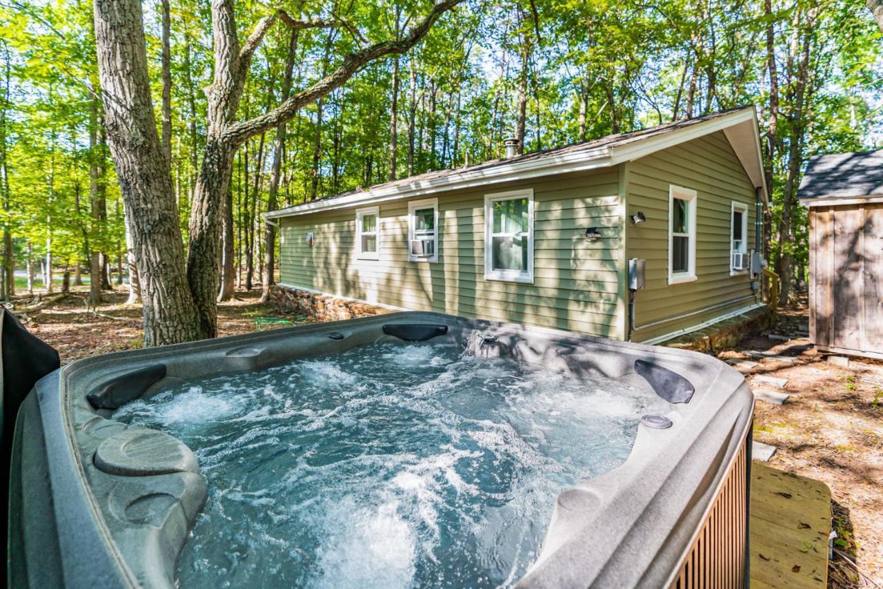 Villa Cozy & Modern W Hot Tub, Fire Pit, Grill & Pond à Morton Grove Extérieur photo