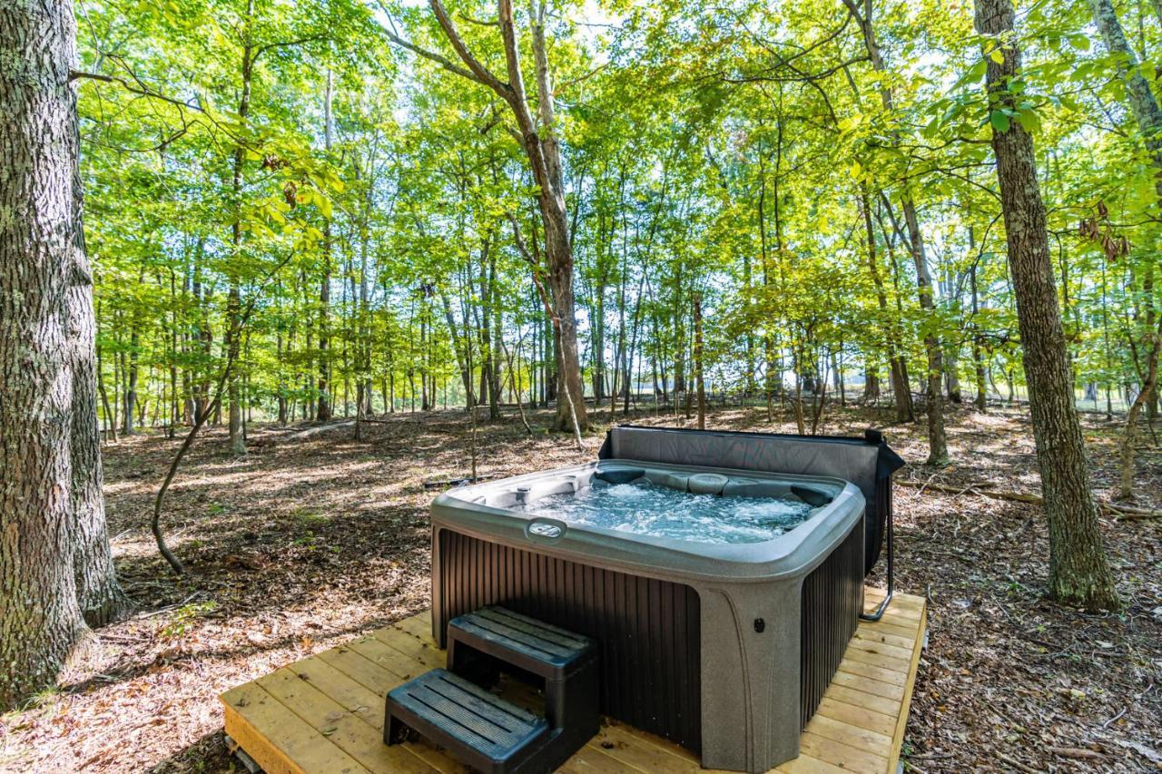 Villa Cozy & Modern W Hot Tub, Fire Pit, Grill & Pond à Morton Grove Extérieur photo